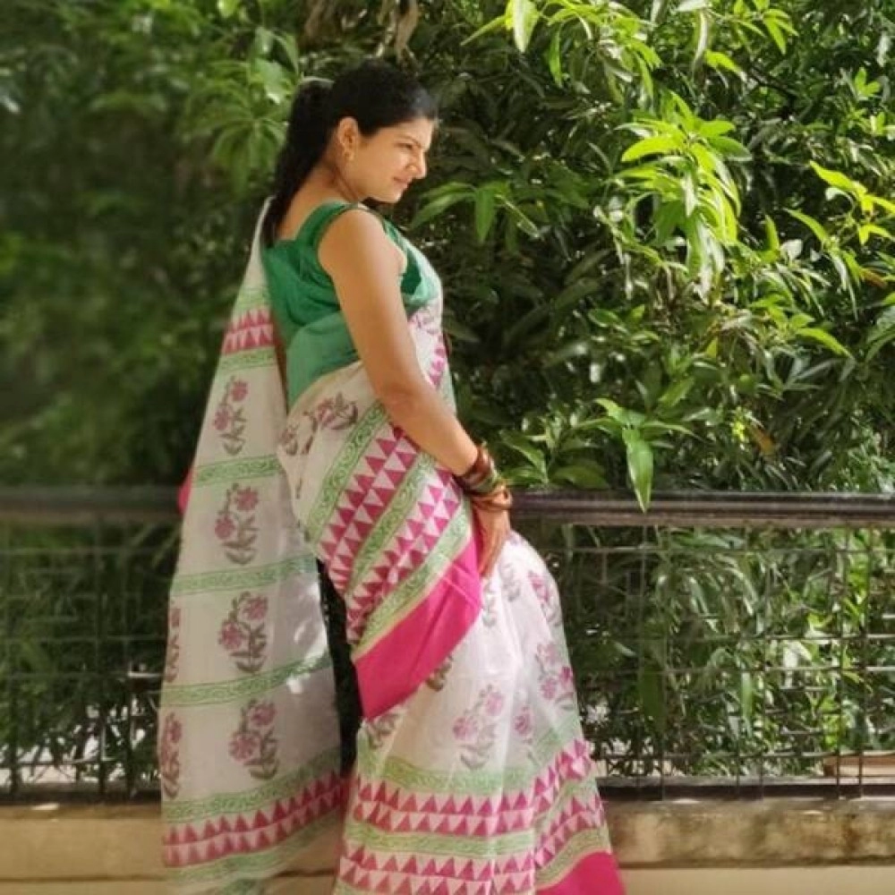 Aartyz Floral Printed Saree With Temple Border